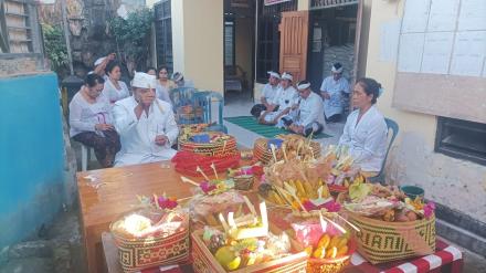 Perayaan Hari Saraswati Di Kantor Perbekel Desa Banyuseri